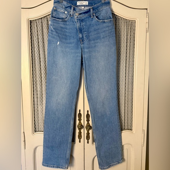 Abercrombie & Fitch Curve Love Ultra High Rise 90s Straight Criss-Cross Jeans - Picture 2 of 5